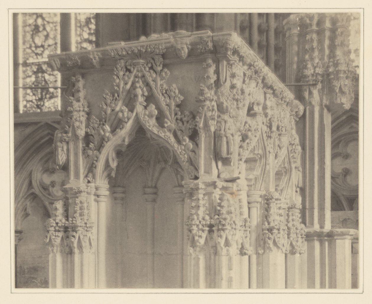 [Lincoln-katedralen, detalje af bærbart skrin]. af Frederick H. Evans
