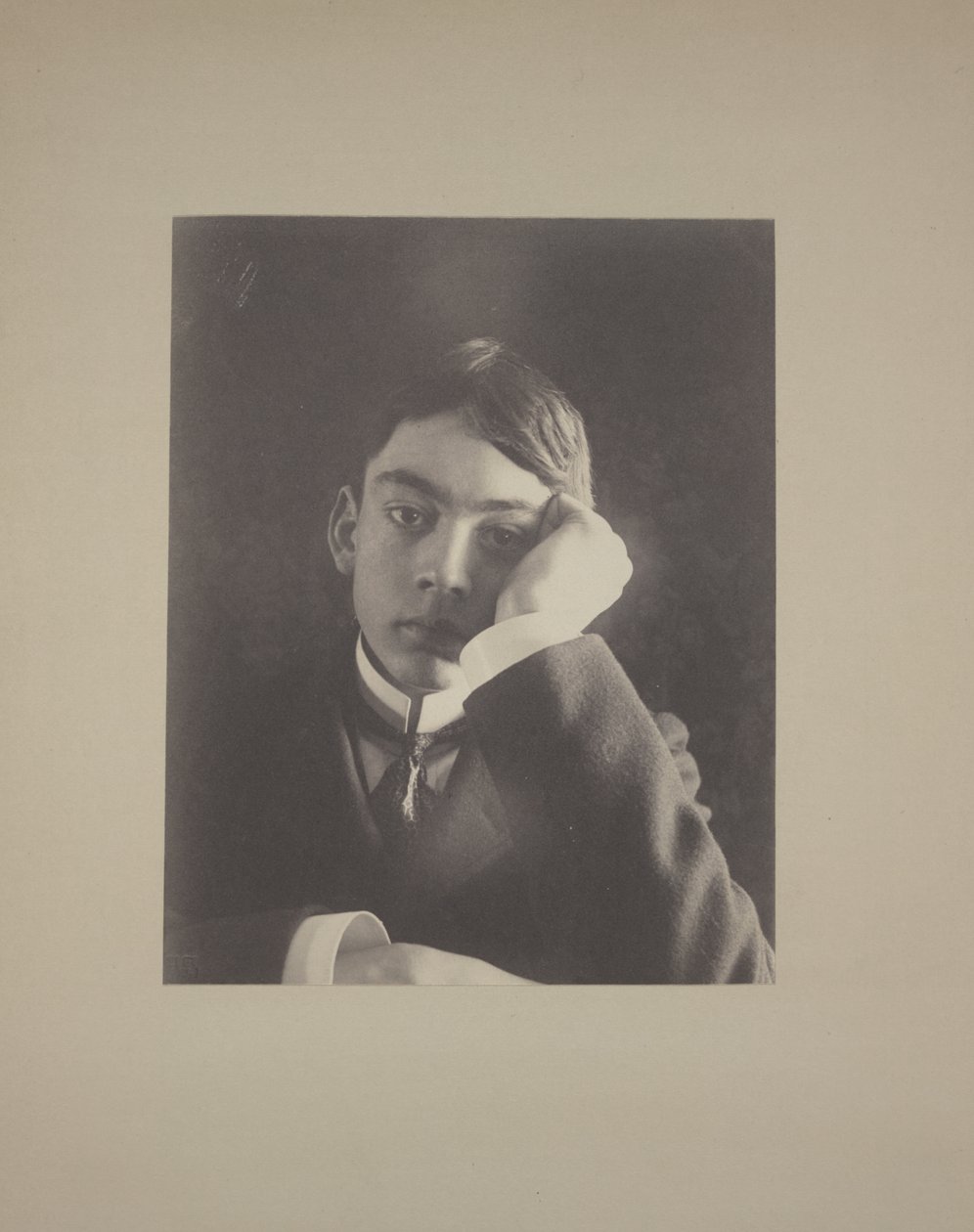 Dreng i jakkesæt med hånd mod ansigt, ca. 1896 af Frederick Holland Day