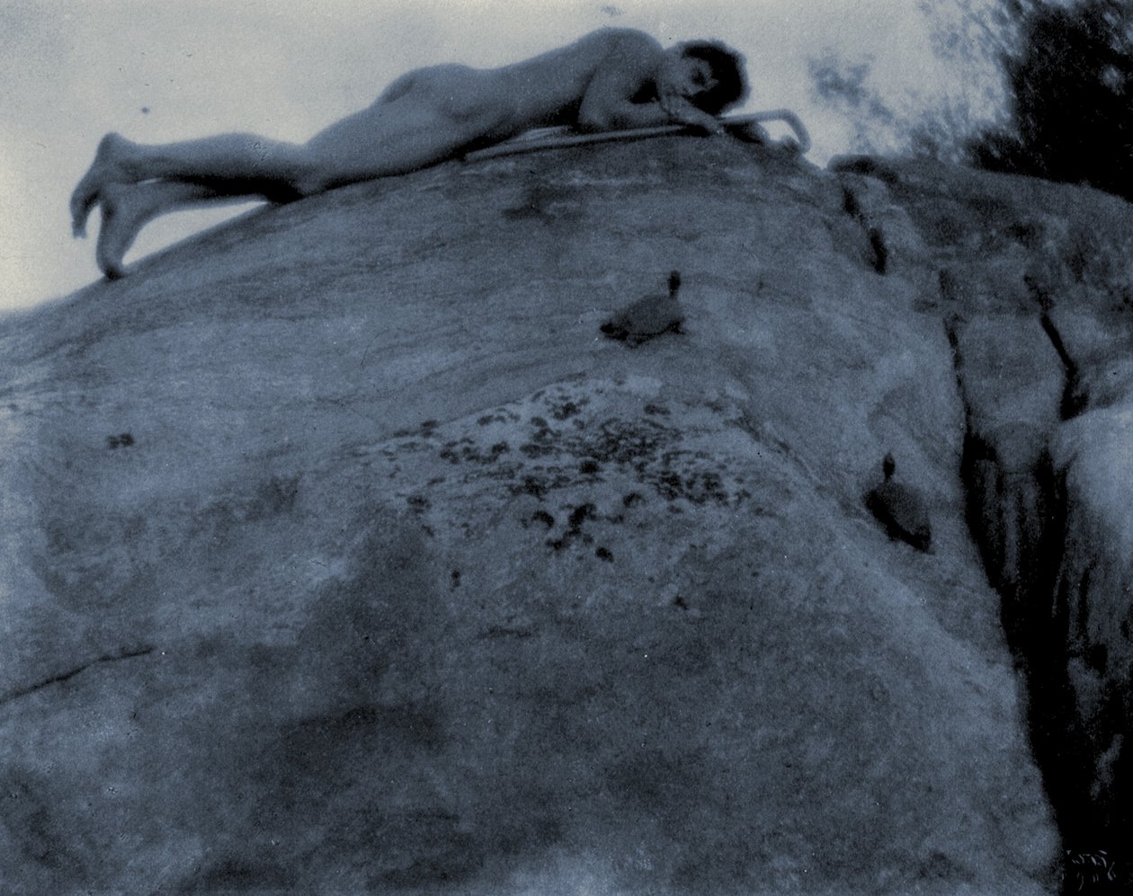 Nøgen ung mand på klipper med skildpadde og hyrdestav, ca. 1906 (cyanotype) af Frederick Holland Day