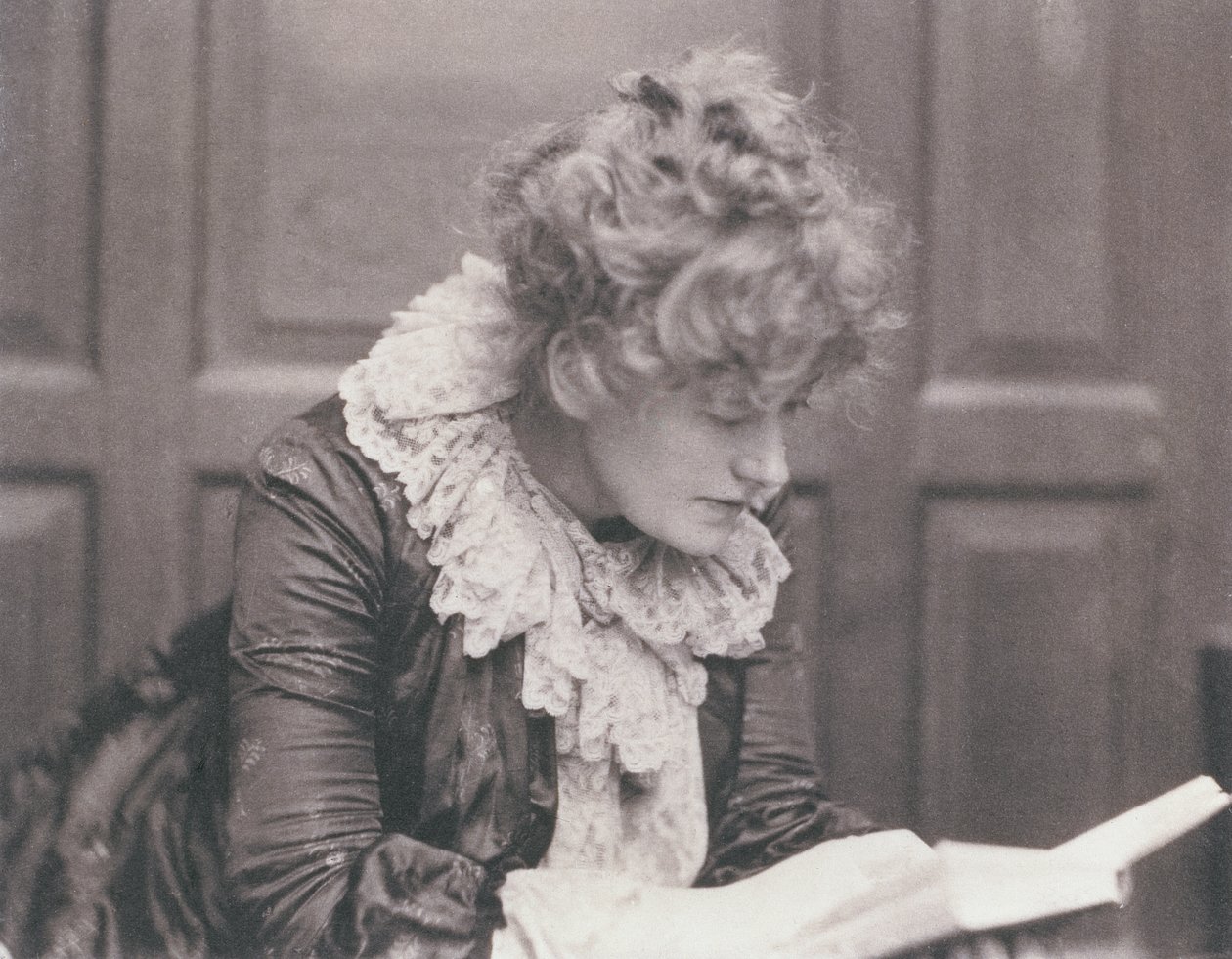 Portrætfotografi af Ellen Terry (1847-1928) læser, af Frederick Hollyer (1837-1933) (sepiafoto) af Frederick Hollyer
