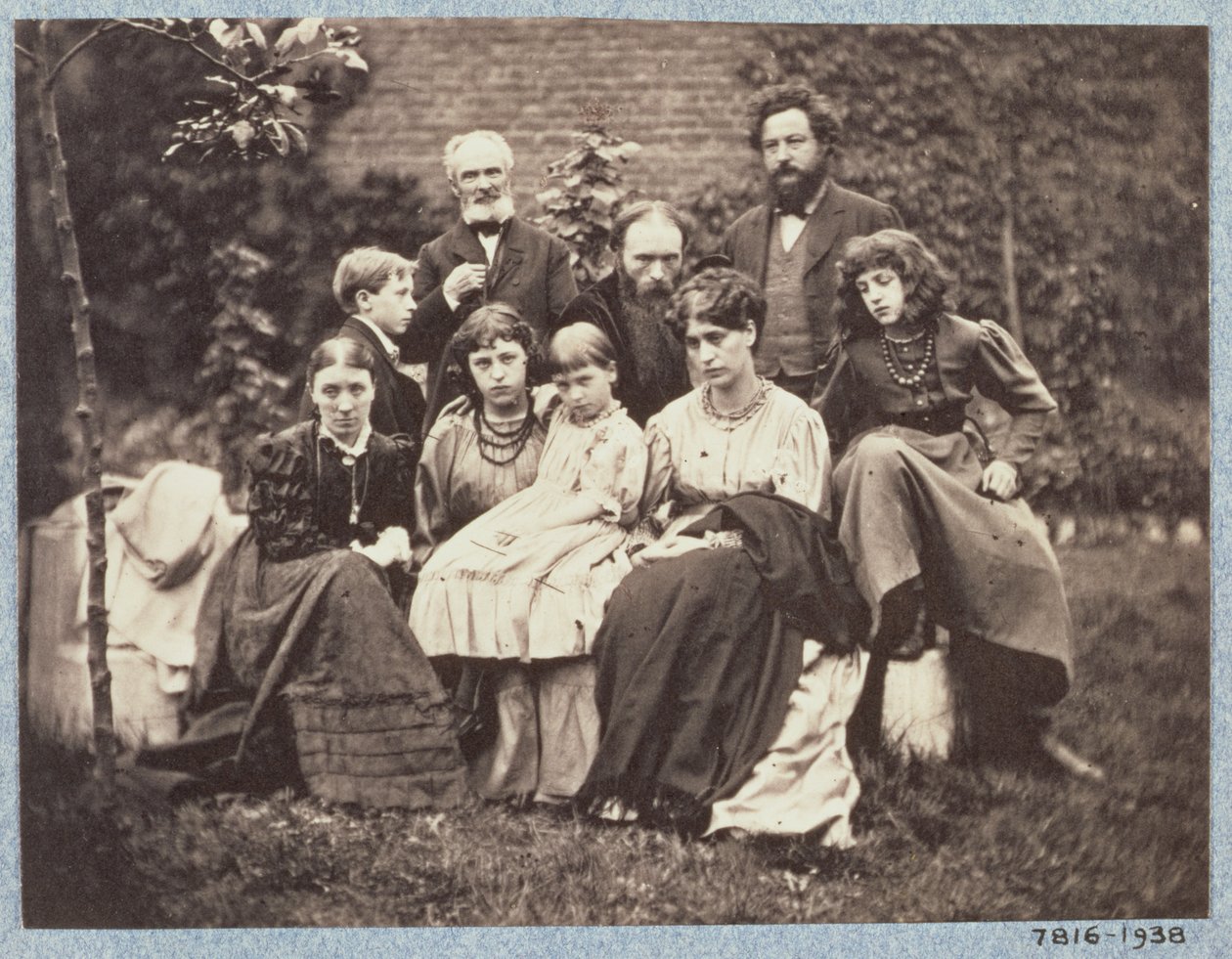 William Morris (1834-96) Sir Edward Burne-Jones (1833-98) og deres familier, 1874 (sepiafoto) af Frederick Hollyer