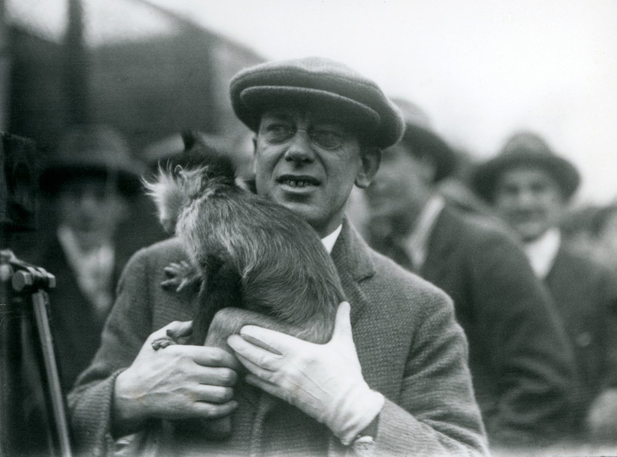 En sort-crested Mangabey, muligvis fregner, med sin handler, der deltager i en ekstern udsendelse fra London Zoo, 1925 af Frederick William Bond