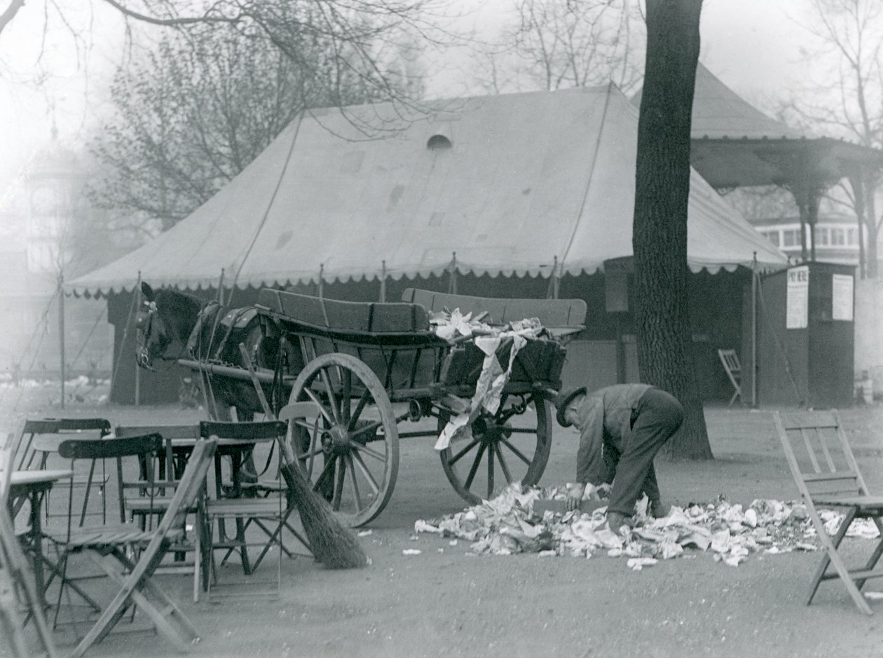 Oprydning efter en helligdag i London Zoo i 1924 af Frederick William Bond