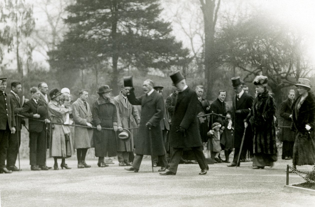 Kong George V, der løfter hatten for folkemængderne foran sit følge, under et besøg i London Zoo for officielt at åbne akvariet, april 1924 af Frederick William Bond