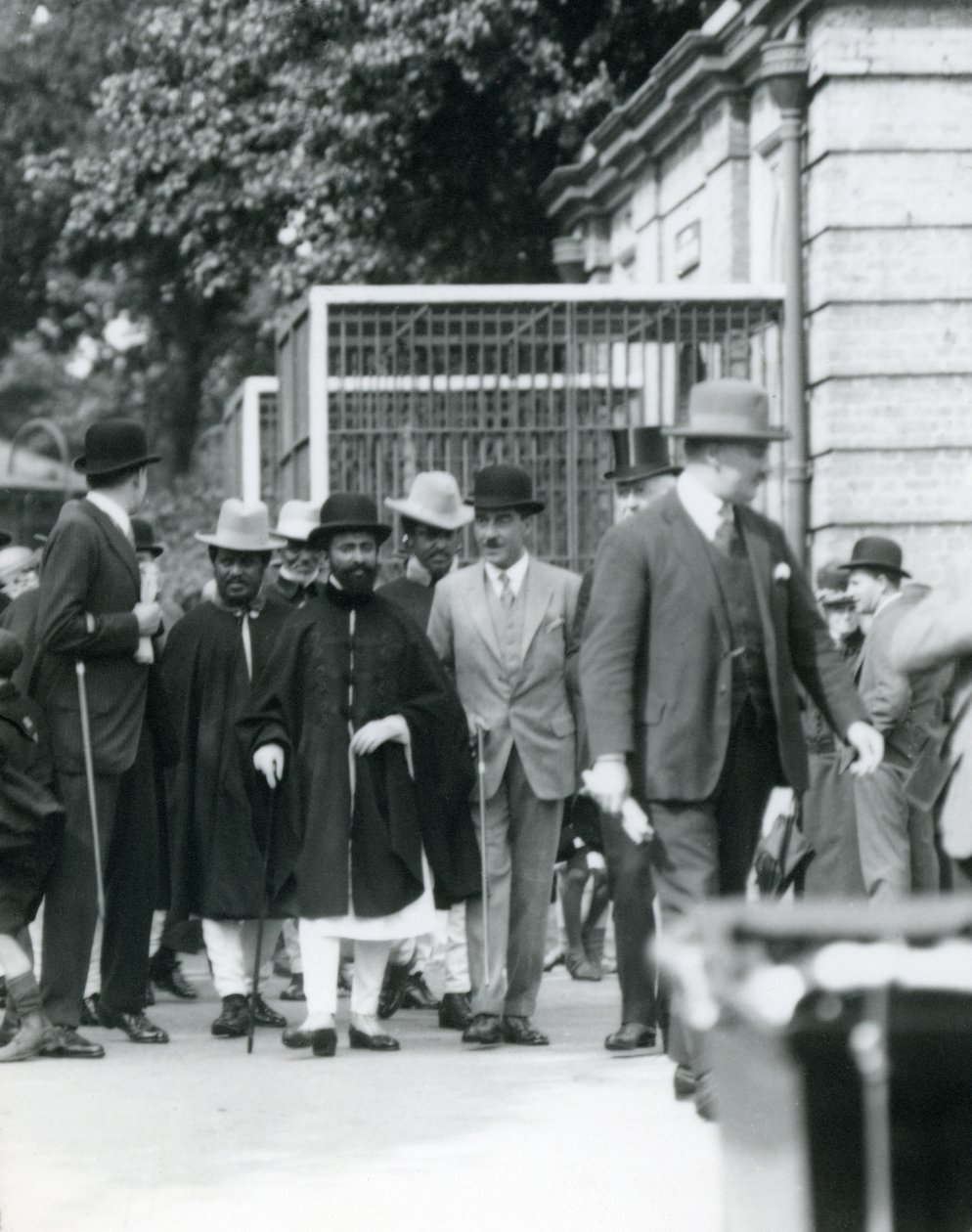 Sir Peter Chalmers Mitchell, med den etiopiske regent Haile Selassie og hans følge, London Zoo, 1924 af Frederick William Bond
