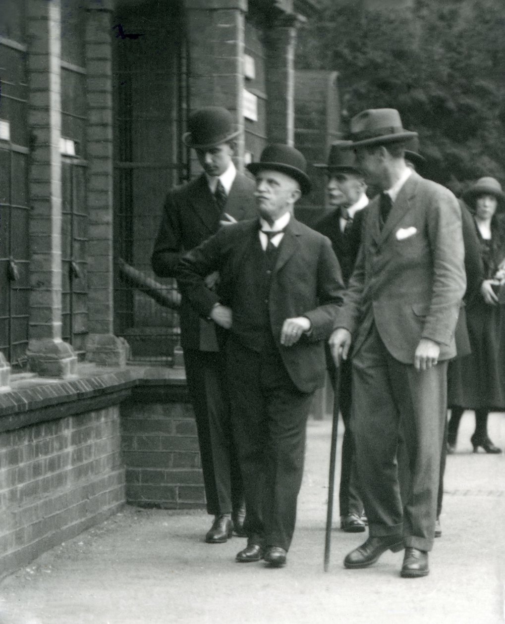 Kongen af Italien, Victor Emmanuel III, besøgte London Zoo i 1924 af Frederick William Bond