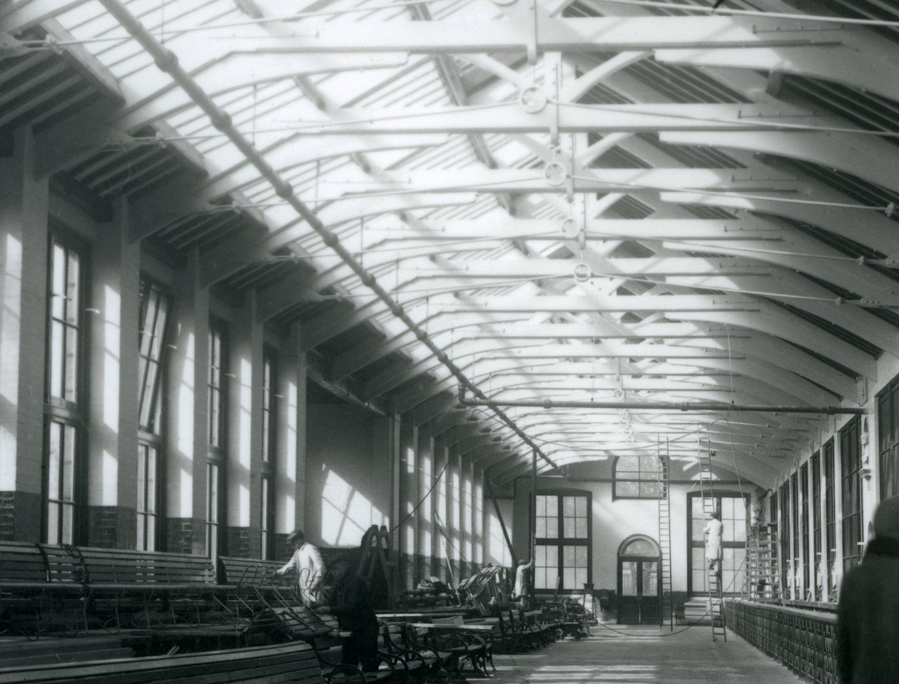 The Lion House med fem mænd, der arbejder på dets vedligeholdelse, London Zoo, 1926 af Frederick William Bond