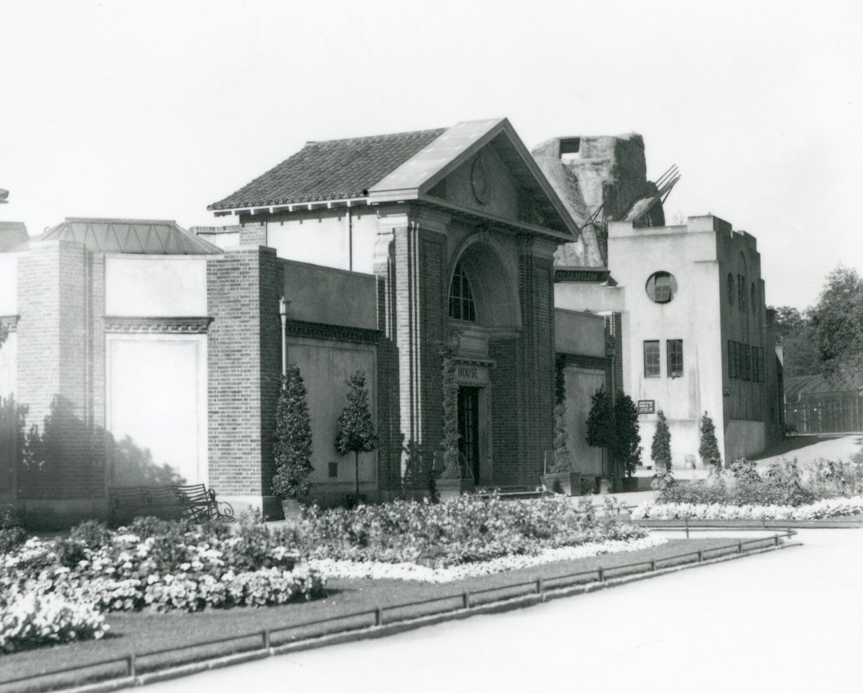 The Reptile House i London Zoo i 1928 med formelle blomsterbede langs stierne til indgangen (s/h foto) af Frederick William Bond