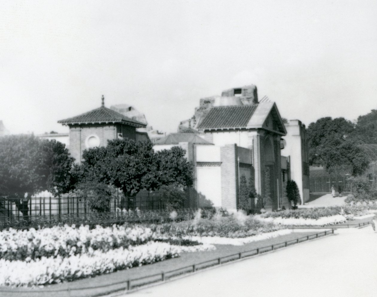 The Reptile House i London Zoo i 1928 med formelle blomsterbede langs stierne til indgangen, London Zoo af Frederick William Bond