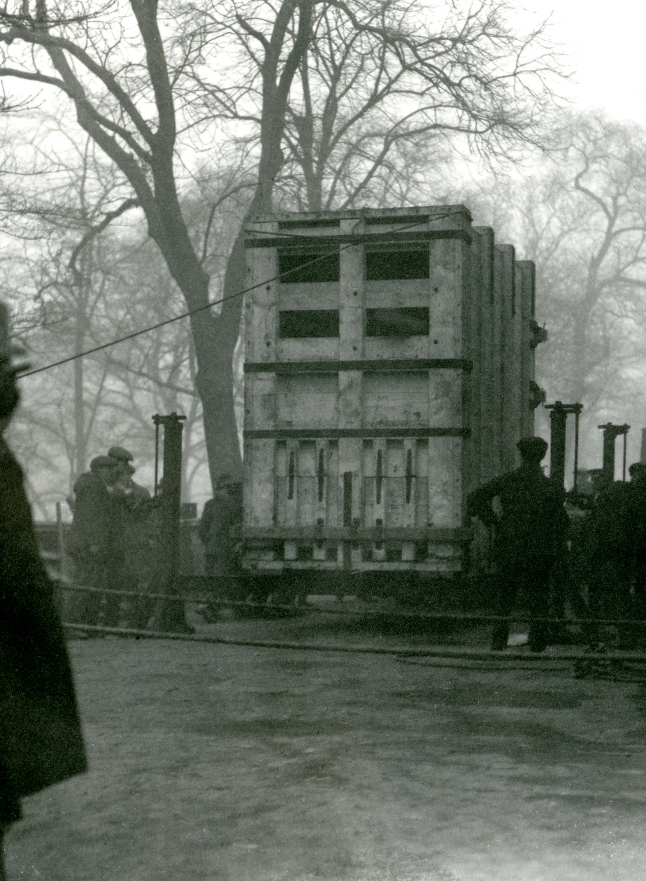 Transporterer kvindelig asiatisk elefant Lukhi, i en trækasse, London Zoo, 1923 af Frederick William Bond