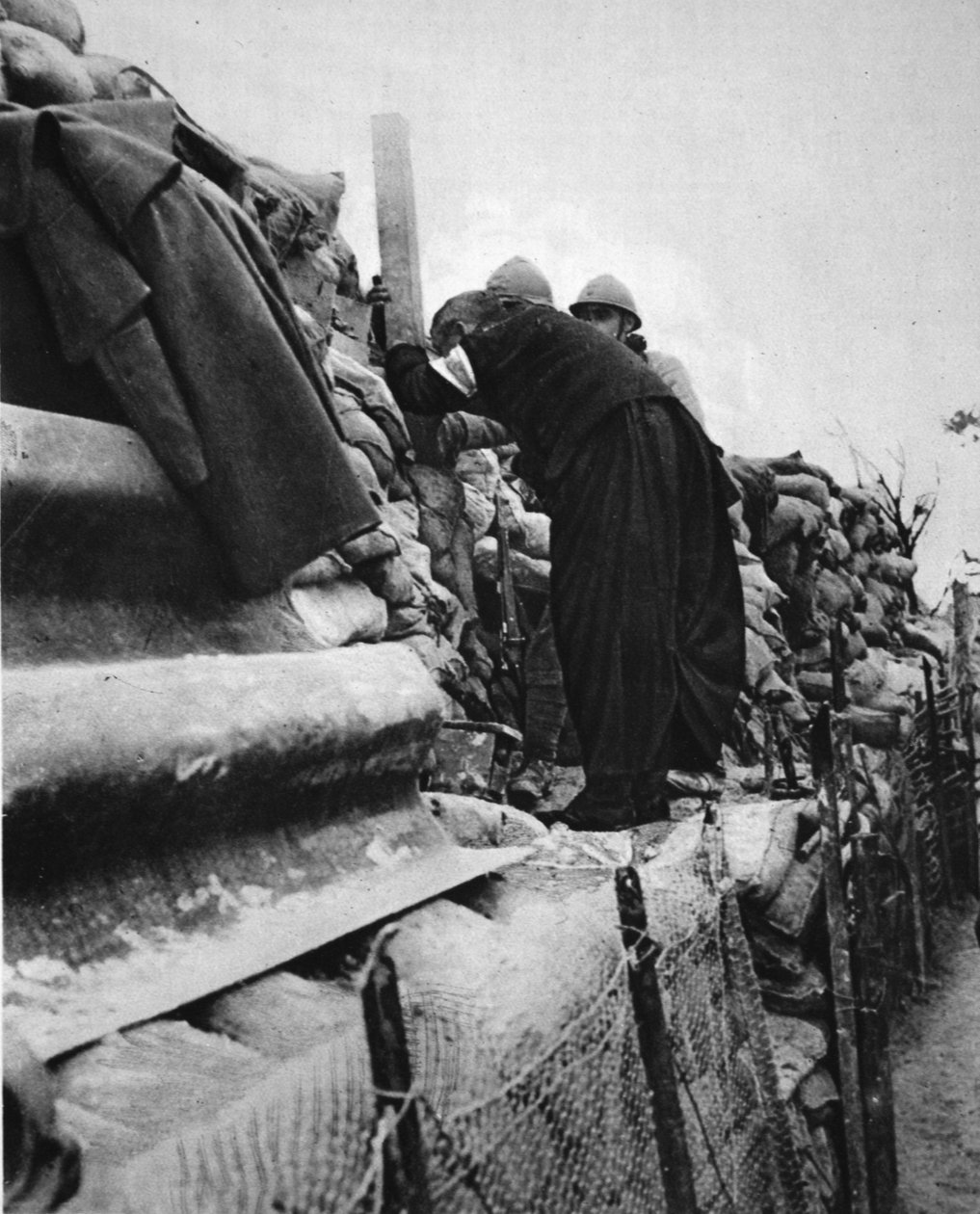 En fransk præst i linjerne: en læge kigger gennem et skyttegravs-periskop, illustration fra The Illustrated War News, 31. januar 1917 af French Photographer