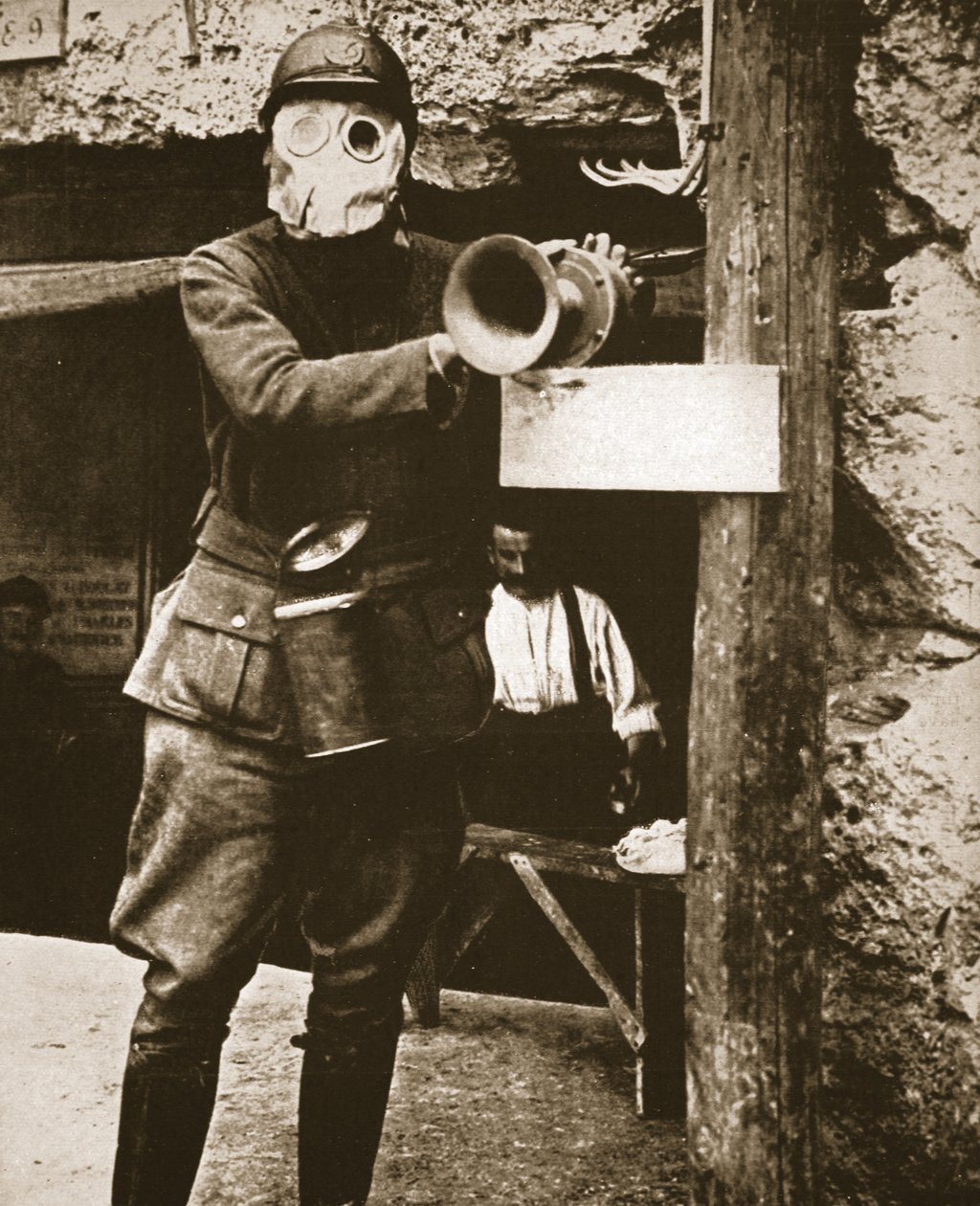 Et Klaxon-horn bruges til at advare mod tyske gasangreb i en fransk skyttegrav, illustration fra The Illustrated War News, 24. januar 1917 (sepia-foto) af French Photographer