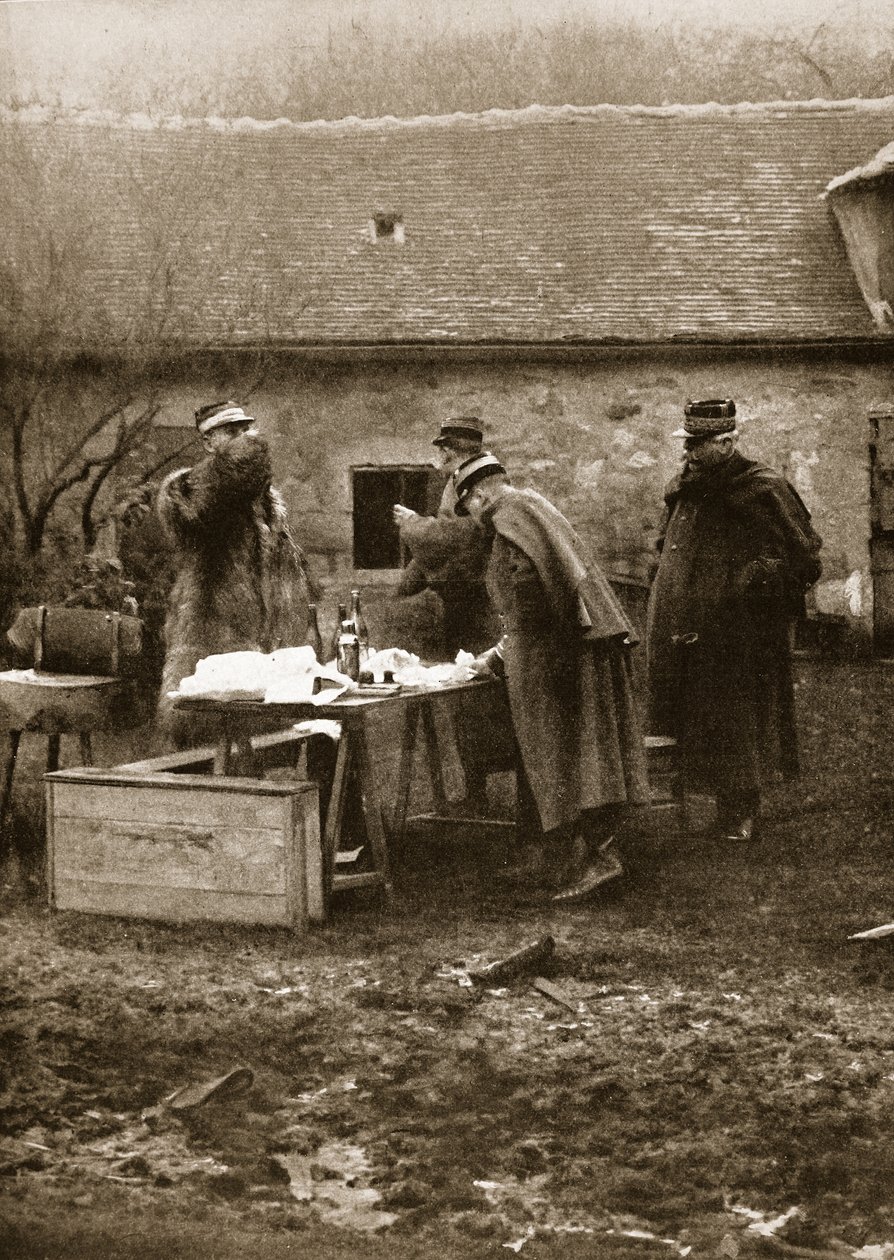 En forhastet morgenmad ved siden af med General Joffre, G.C.B., ved fronten (sepia-billede) af French Photographer