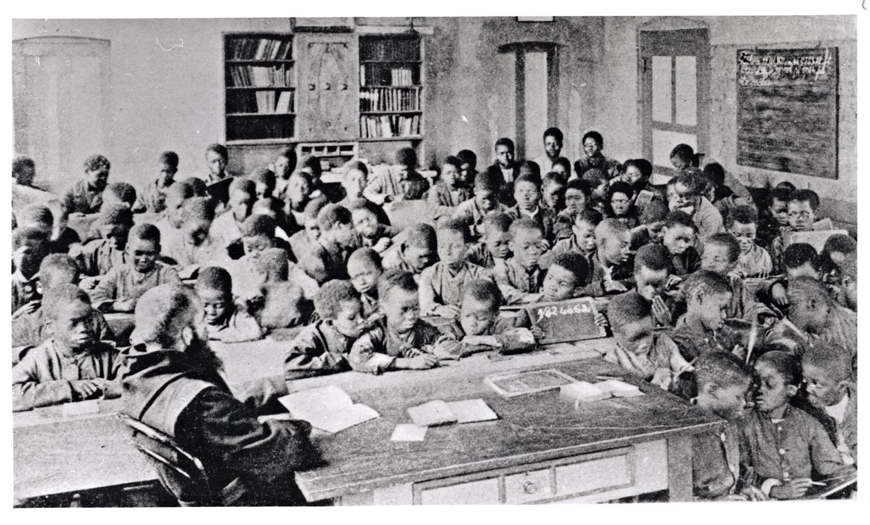 En munk underviste en klasse i fransktalende Afrika før 1914 af French Photographer