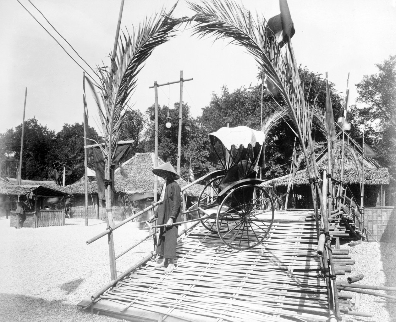 En rickshaw-chauffør ved indgangen til Tonkin Village, Paris Exhibition, 1889 af French Photographer