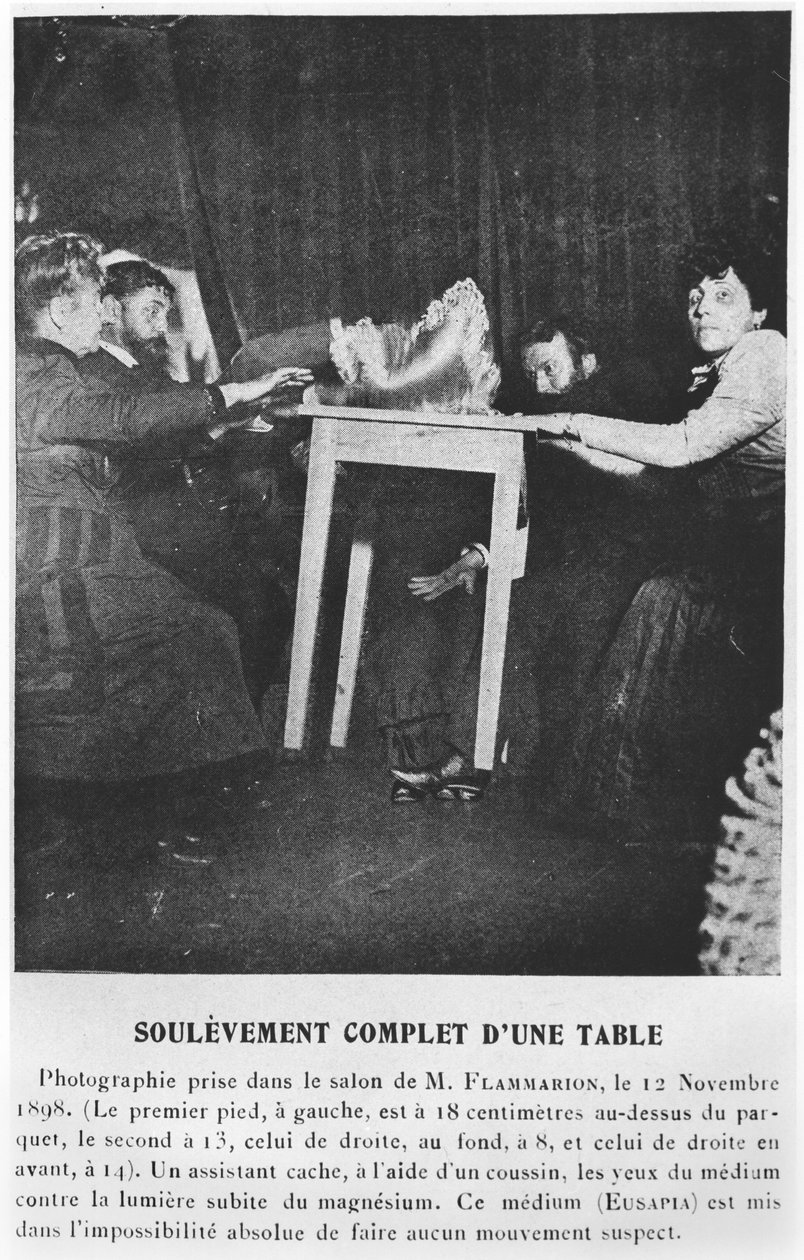 Et bord svævende under en seance med Eusapia Palladino (1854-1918) 12. november 1898 af French Photographer