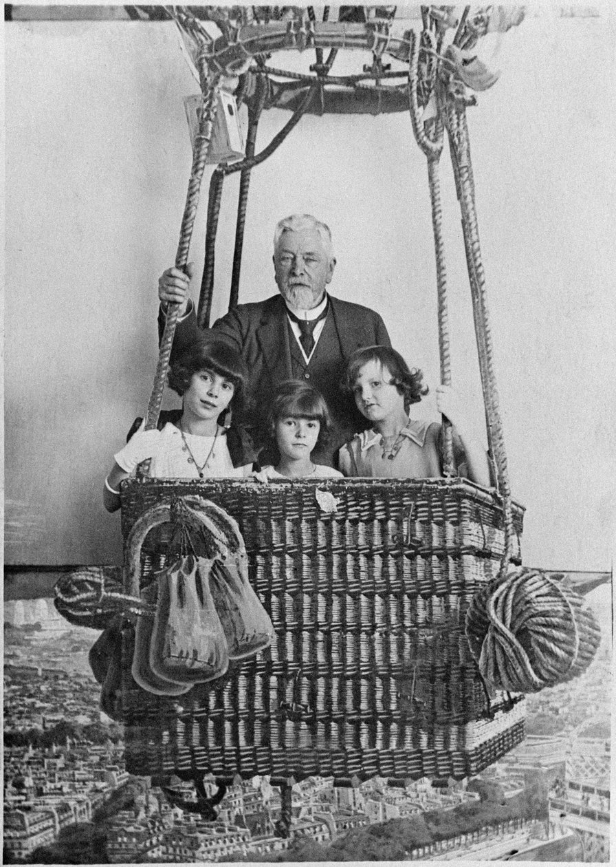Alexandre Gustave Eiffel med sine børnebørn i en gondol af French Photographer