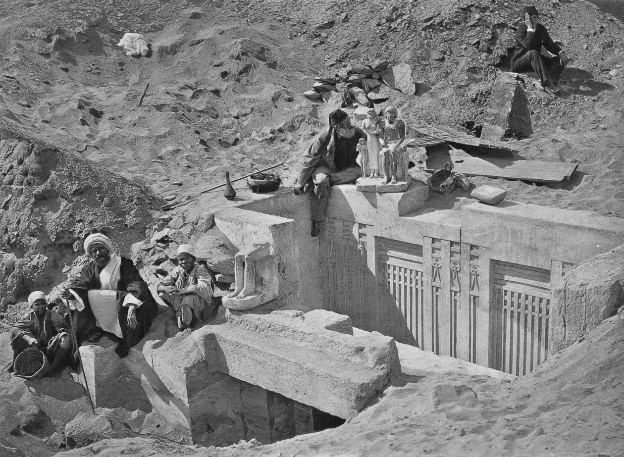 Auguste Mariette (1821-81) siddende på en mastaba under udgravninger ved Saqqara, fra Voyahe dans la Haute Egypte, udgivet i 1878 af French Photographer