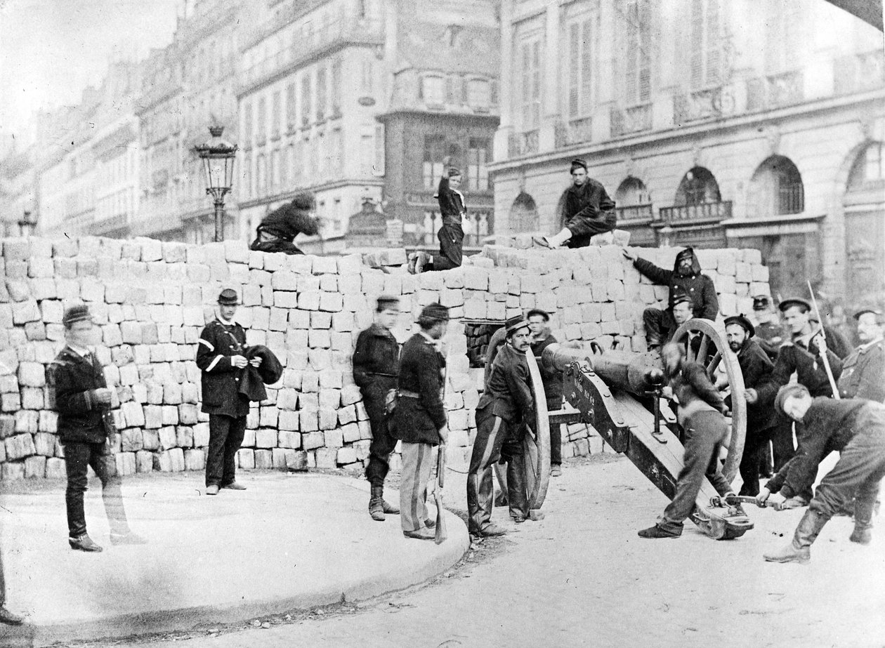 Barrikade og soldater på Place Vendôme under belejringen af Paris, 1870 af French Photographer