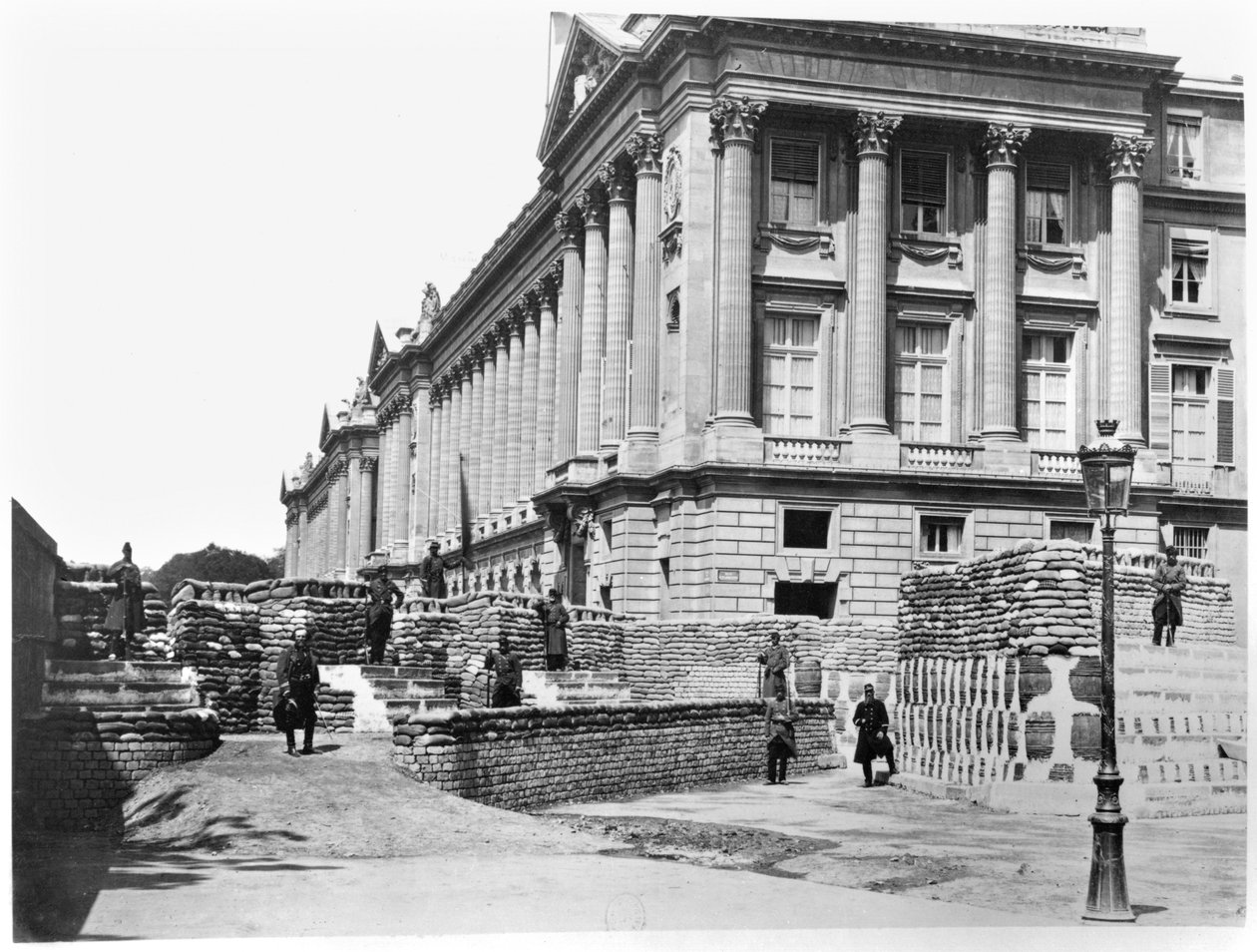 Barrikade under kommunen i Paris, på hjørnet af Rue de Rivoli og Place de la Concorde, 1871 af French Photographer