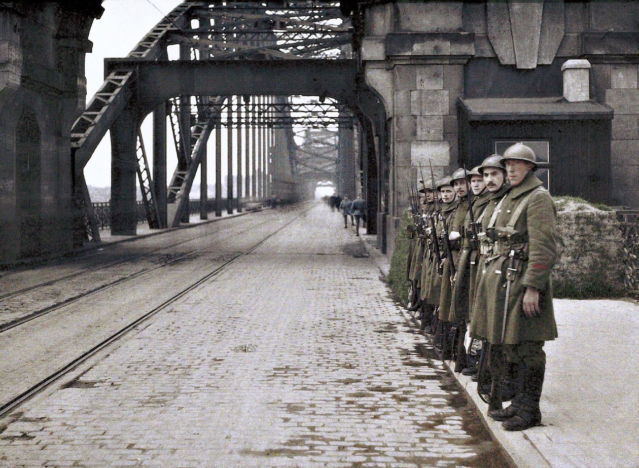 Belgiske soldater, der bevogter en bro under besættelsen af den demilitariserede zone i Rheinland af belgiske og franske tropper, Tyskland, 1921 (autokrom) af French Photographer