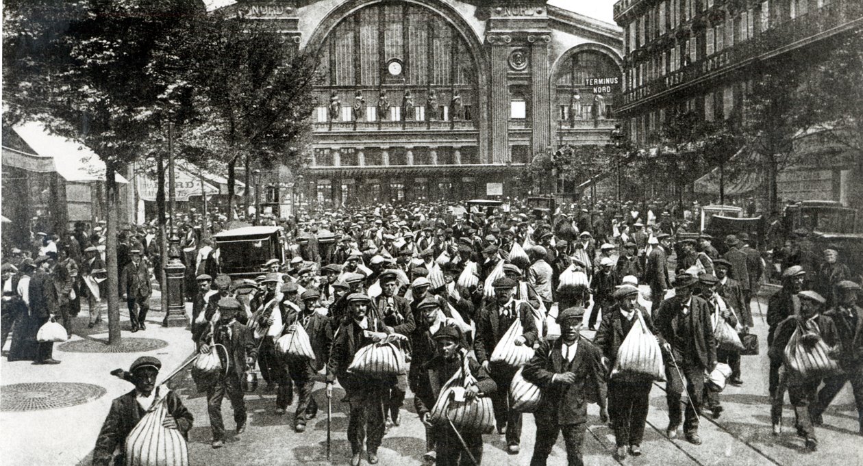 Belgiere og flygtninge fra de invaderede regioner ankommer til Paris ved Gare du Nord, 1914 af French Photographer