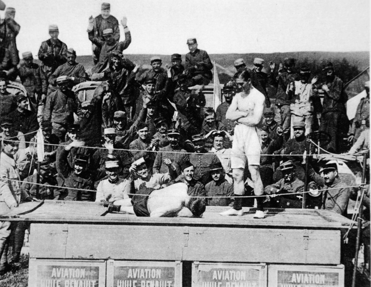 Carpentier giver knock-out foran: den berømte bokser tager handskerne på igen for at ære en helt, fra The Illustrated War News af French Photographer