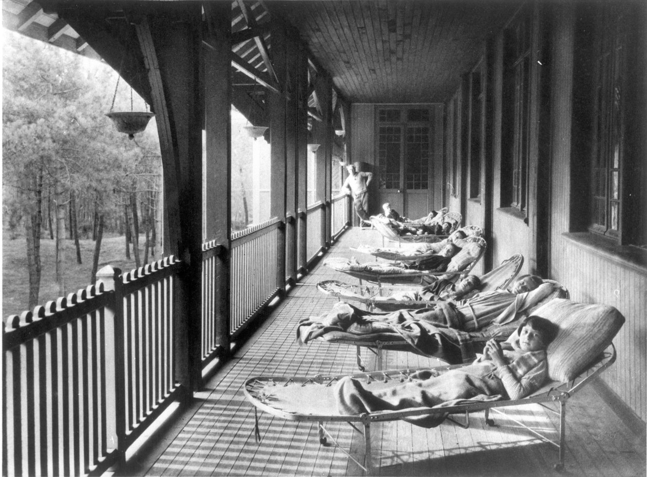 Børn på et rekonvalescenthjem i Vogeserne, fra en brochure for LEnfance Cooperative, ca. 1930 af French Photographer