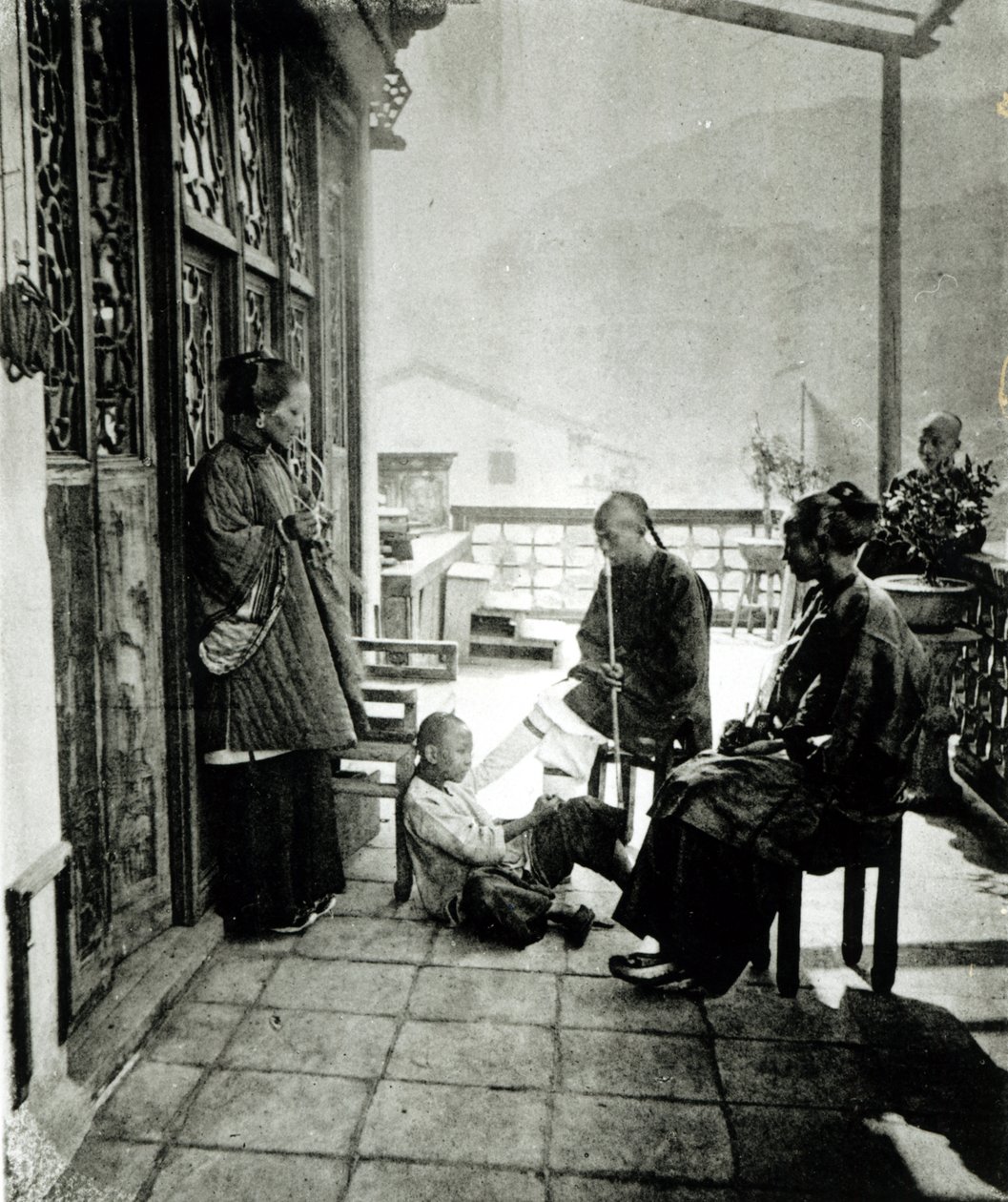 Kinesere, der ryger opium, fra 