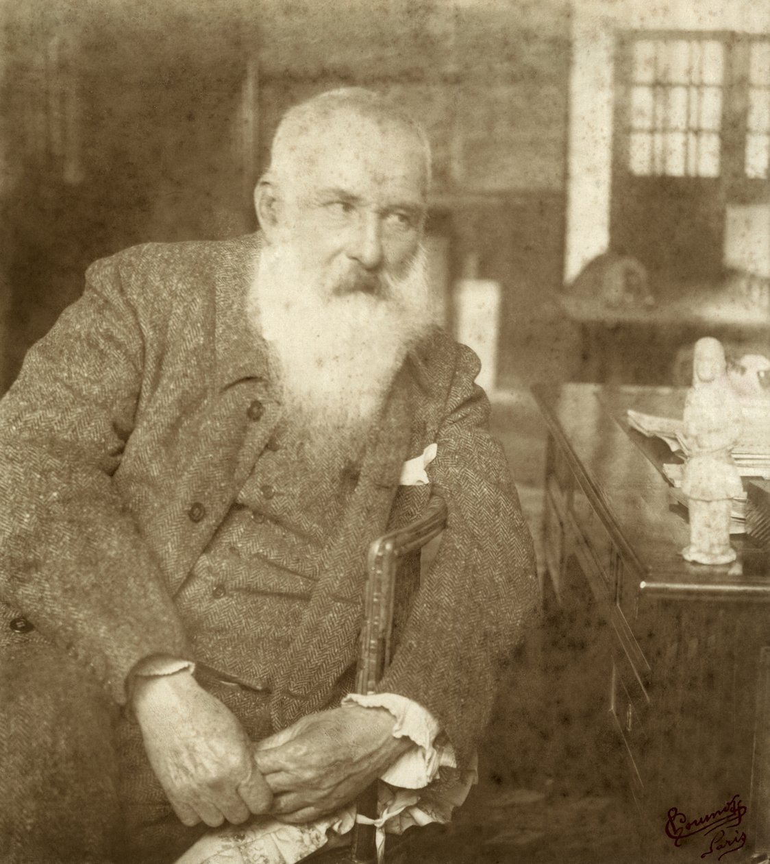 Claude Monet (1841-1926) med en Tanagra-statuette, tidligt i det 20. århundrede (gelatinesølvtryk) af French Photographer