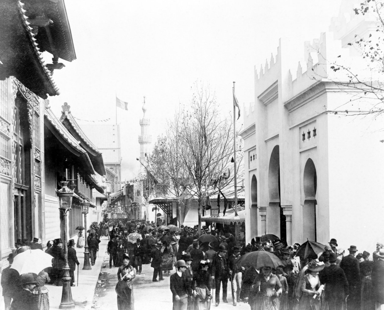 Publikum går ned ad en gade i Kairo, Paris-udstillingen, 1889 af French Photographer