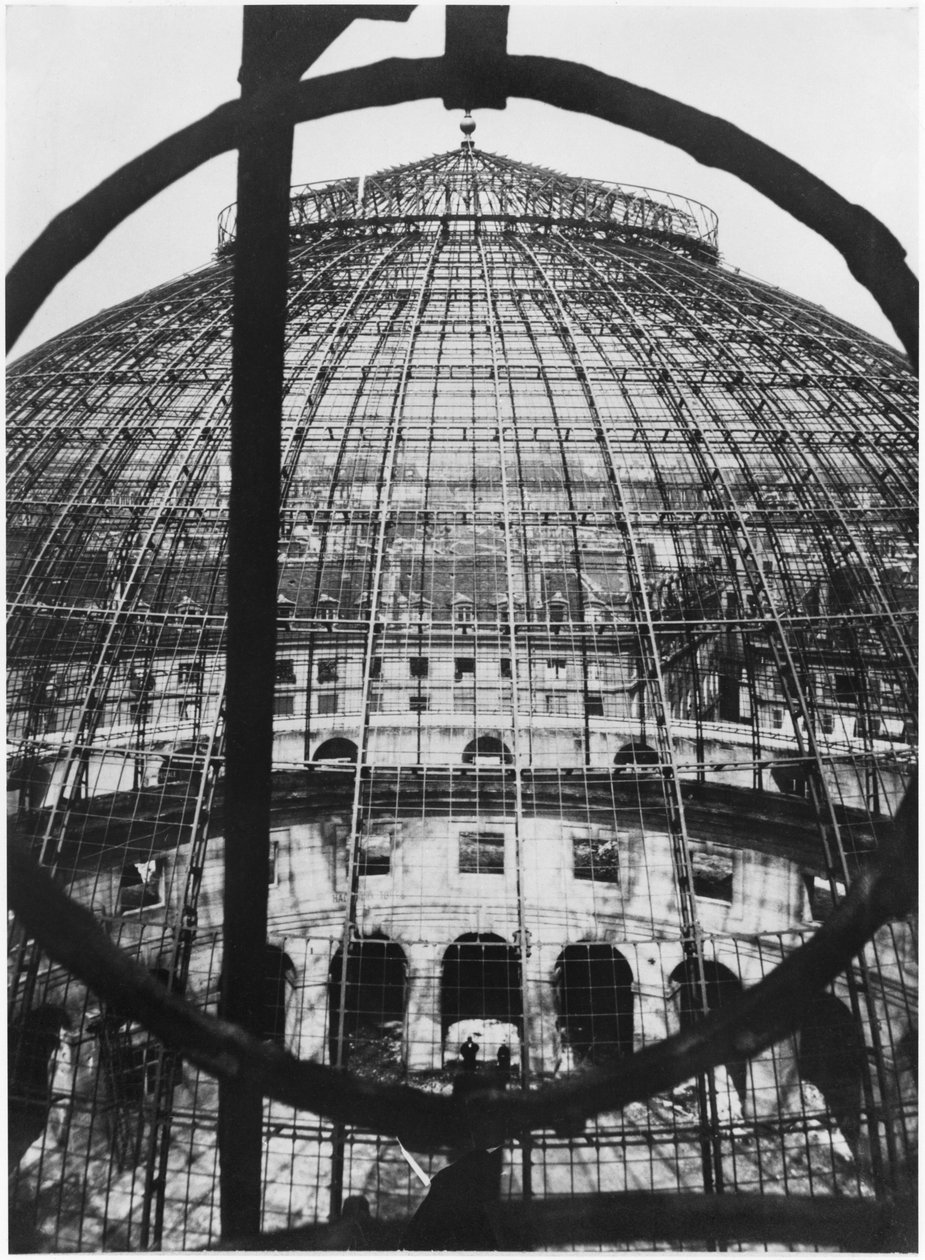 Nedrivning af kornmarkedet, Paris, 1887 af French Photographer