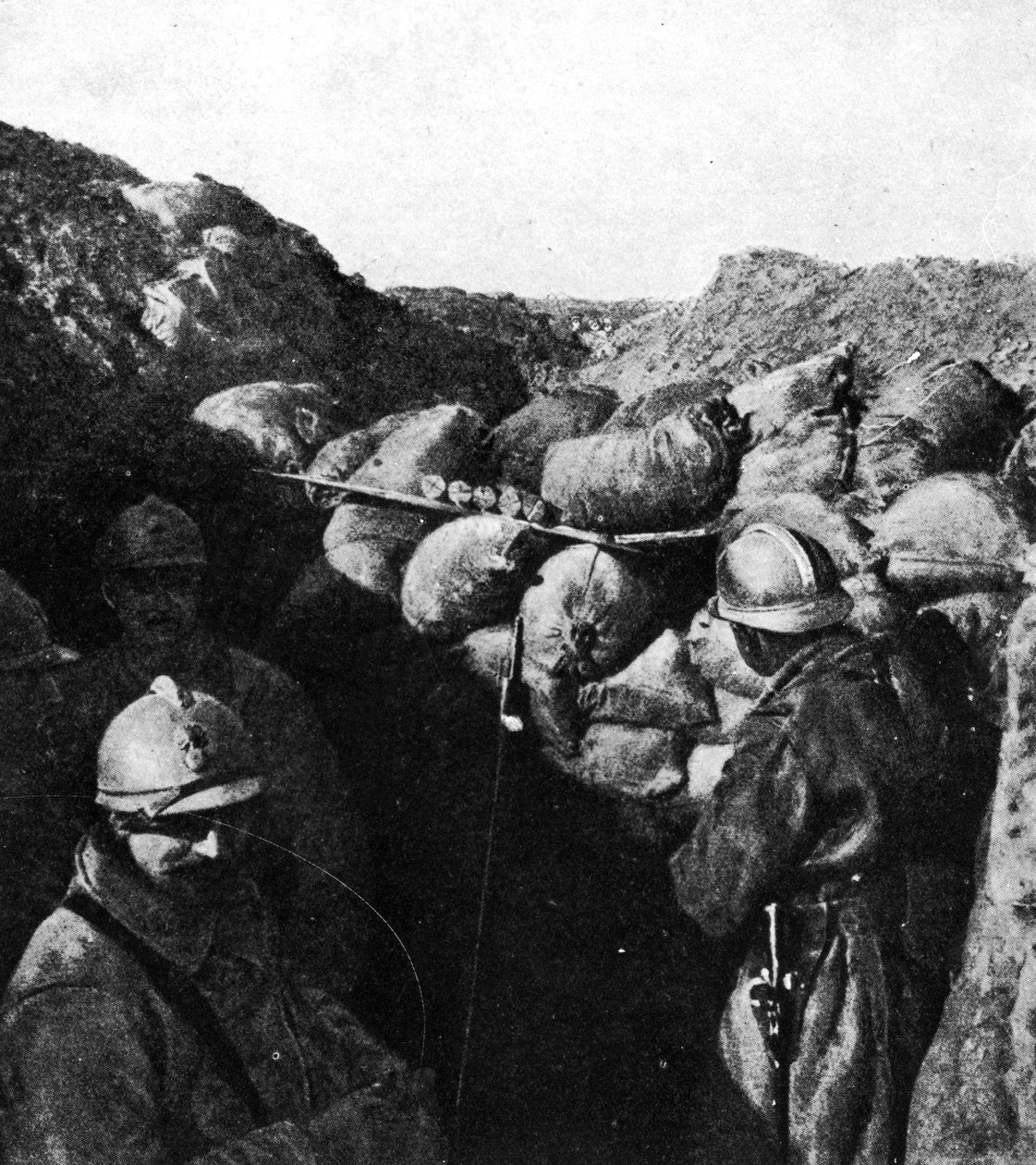 Fjender i samme skyttegrav under Første Verdenskrig, franske og tyske soldater kun adskilt af en mur af sandsække (bw foto) af French Photographer