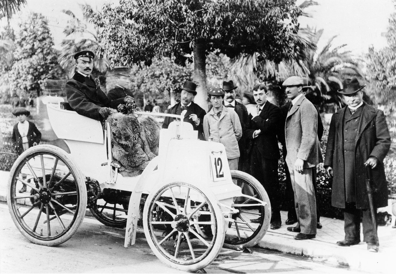 F. Charron, vinder af løbet Marseille-Nice, i en Panhard-Levassor-bil med Michelin-dæk, 1898 af French Photographer
