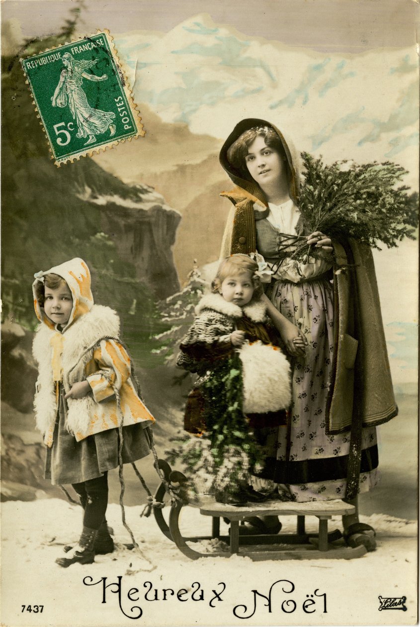 Familie med en slæde, fransk julekort (farvetonet foto) af French Photographer