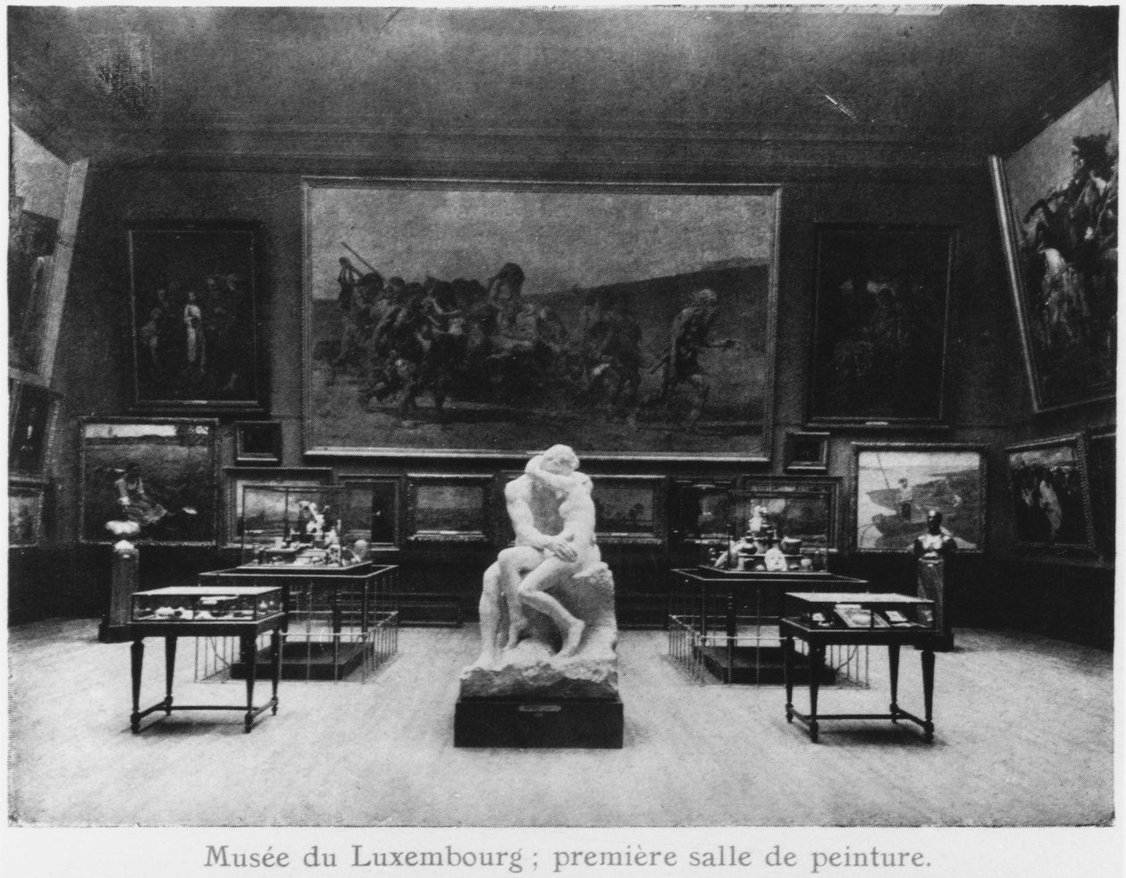 Første rum med malerier med kysset af Auguste Rodin, Musée du Luxembourg, Paris, ca. 1910 af French Photographer