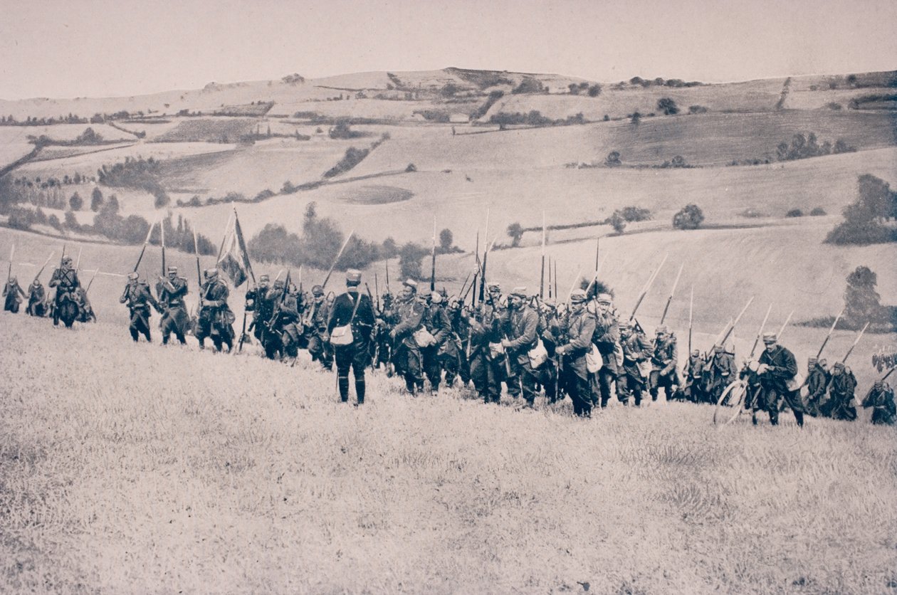 Fransk infanteri rykker frem gennem landbrugsjord i det nordøstlige Frankrig af French Photographer