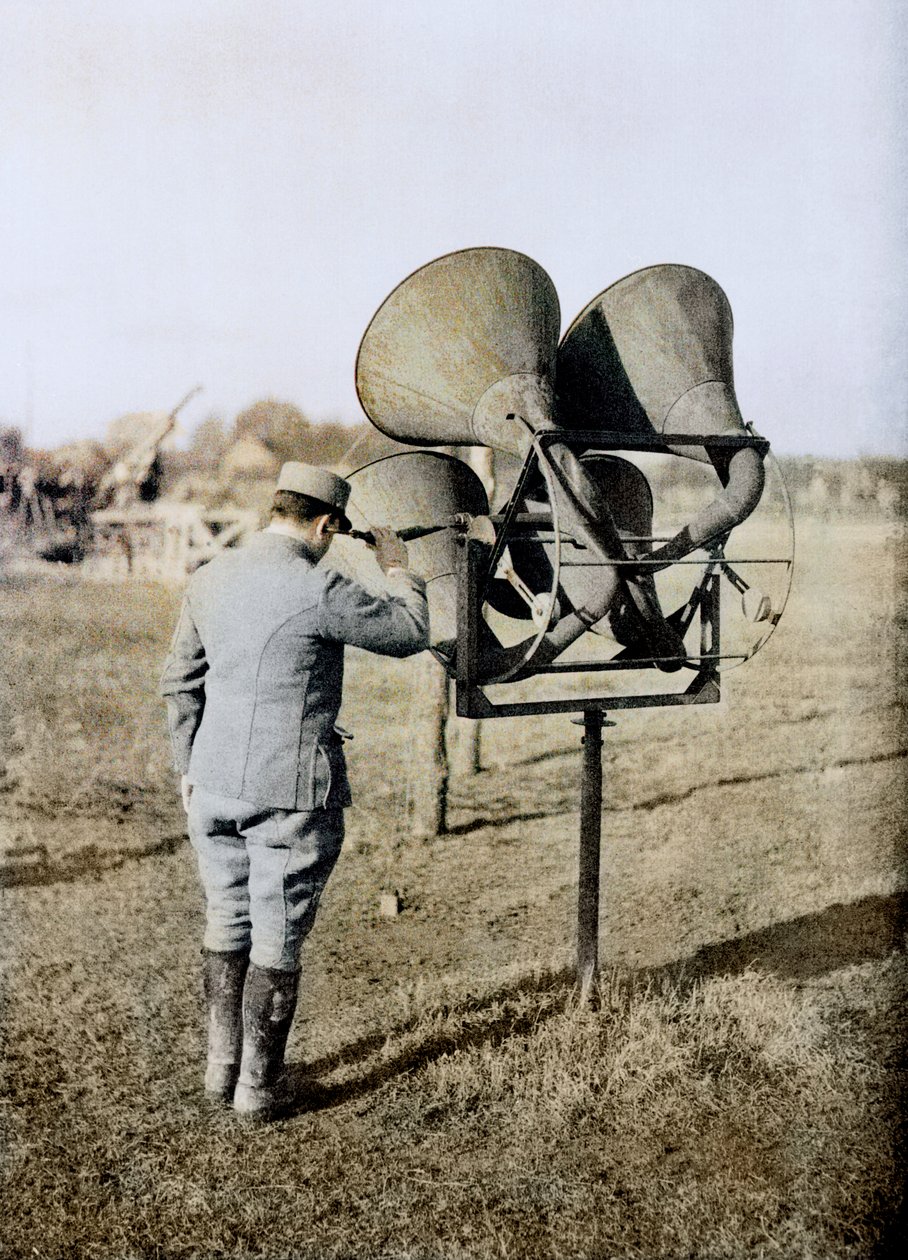 Fransk soldat med en akustisk lytteanordning, der er i stand til at spore fly, som forberedelse til luftværnsartilleri, Frankrig, ca. 1916-18 (autokrom) af French Photographer