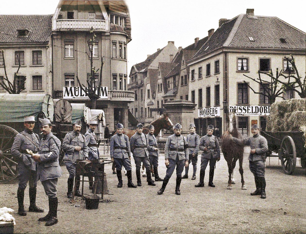 Franske soldater på markedspladsen i Ratingen, efter besættelsen af den demilitariserede zone i Rheinland af belgiske og franske tropper, Tyskland, 1921 (autokrom) af French Photographer