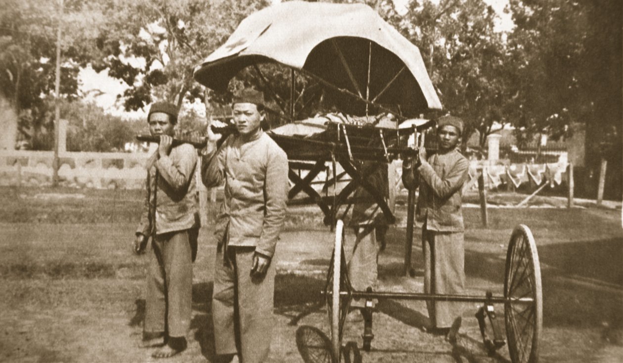 Fra Fjernøsten til europæiske kamppladser: en Røde Kors-fest, fra The Illustrated War News, 21. juni 1916 (sepiafoto) af French Photographer