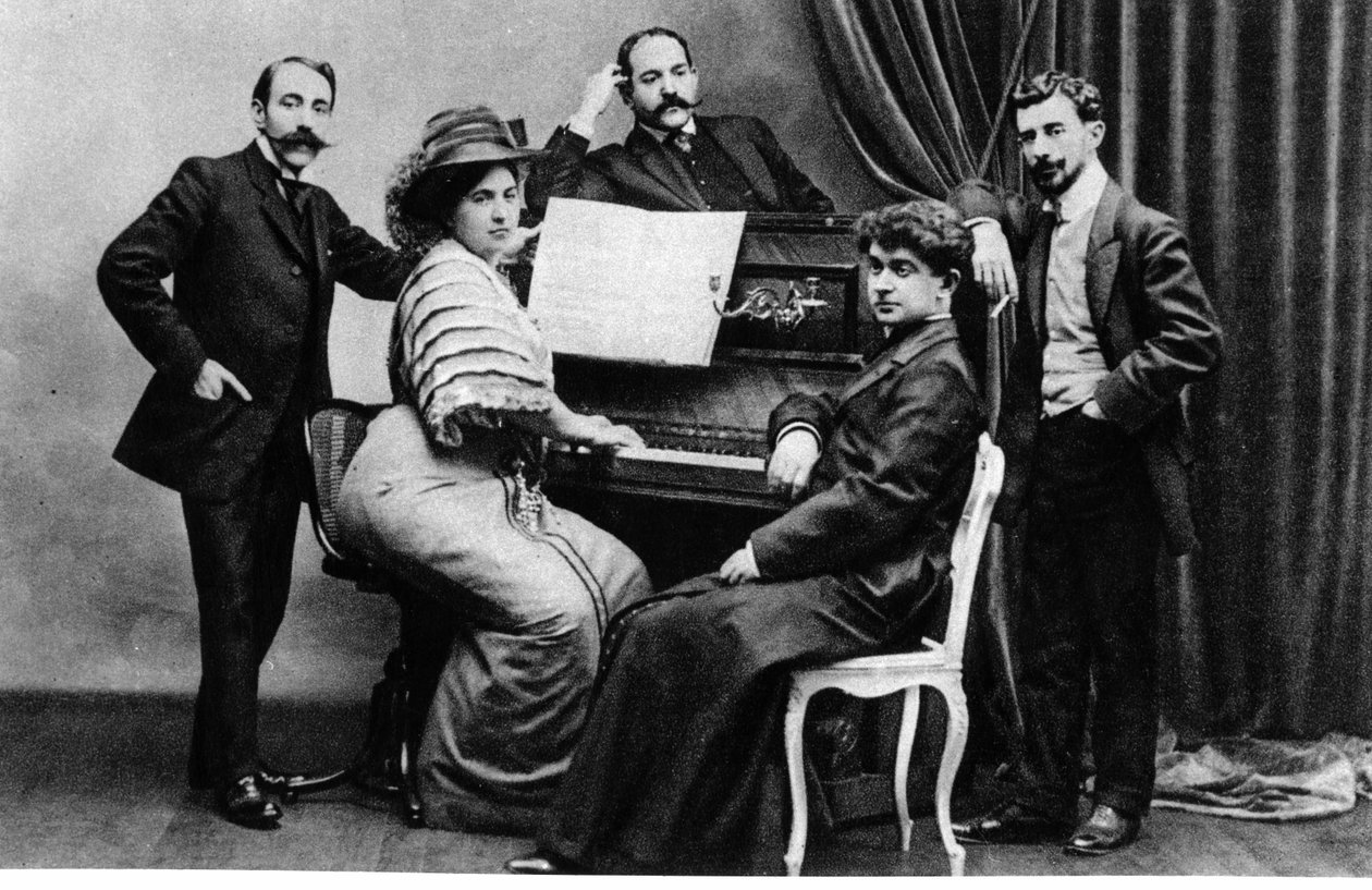 Gruppefotografi af medlemmer af Apacherne - (L til R) Ricardo Vines, Madame og Monsieur Robert Mortier, Abbe Leonce Petit og Maurice Ravel, ca. 1900 af French Photographer