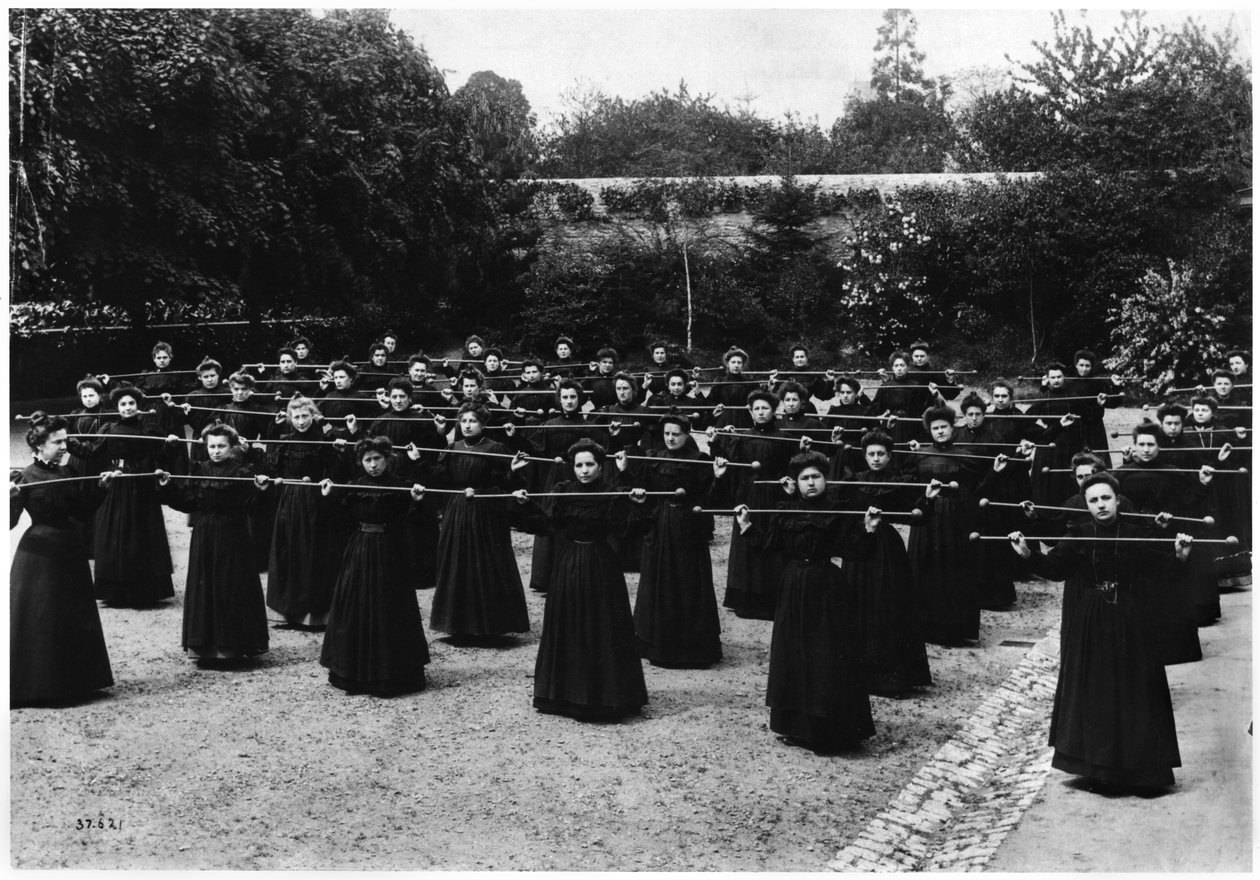 Gymnastik ved Normal School of Institutes of Mayenne, ca. 1900 af French Photographer