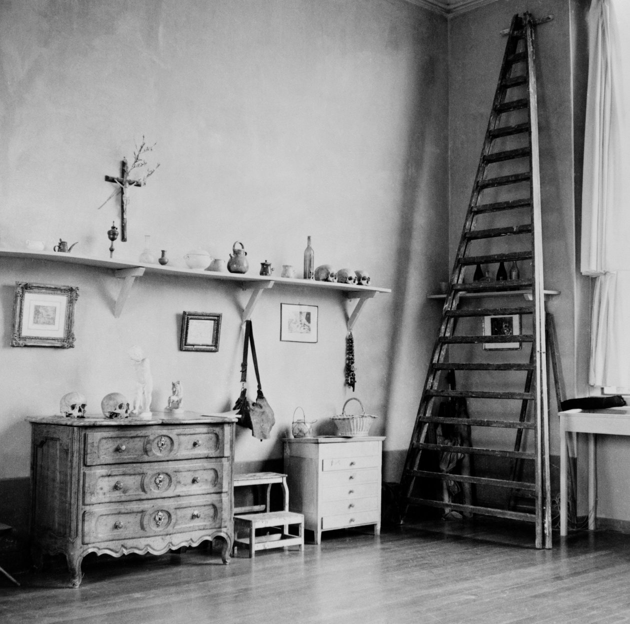 Interiør af Cezannes atelier i Aix-en-Provence, ca. 1900-02 af French Photographer