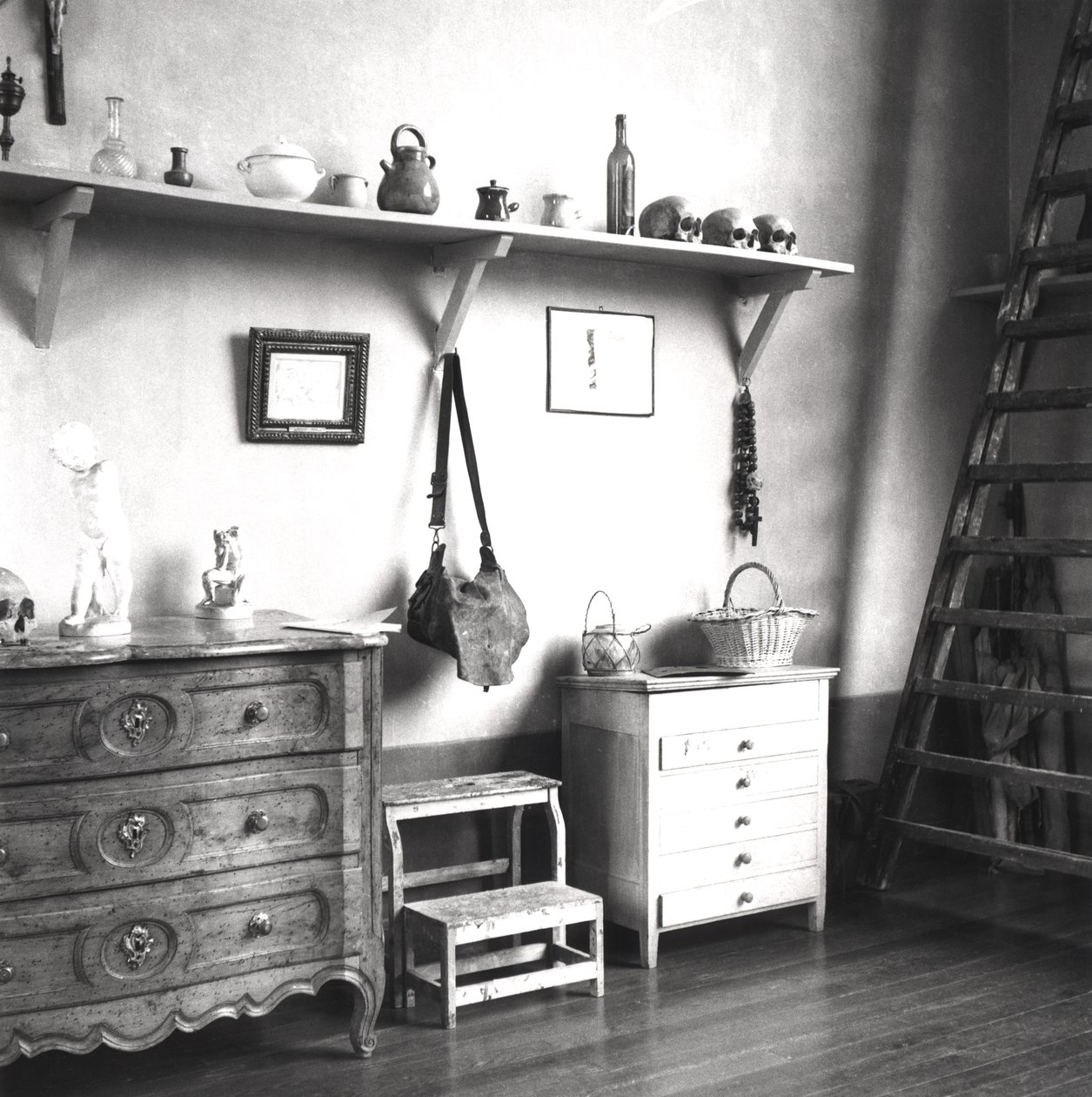 Interiør af Cezannes atelier i Aix-en-Provence, ca. 1900-02 af French Photographer