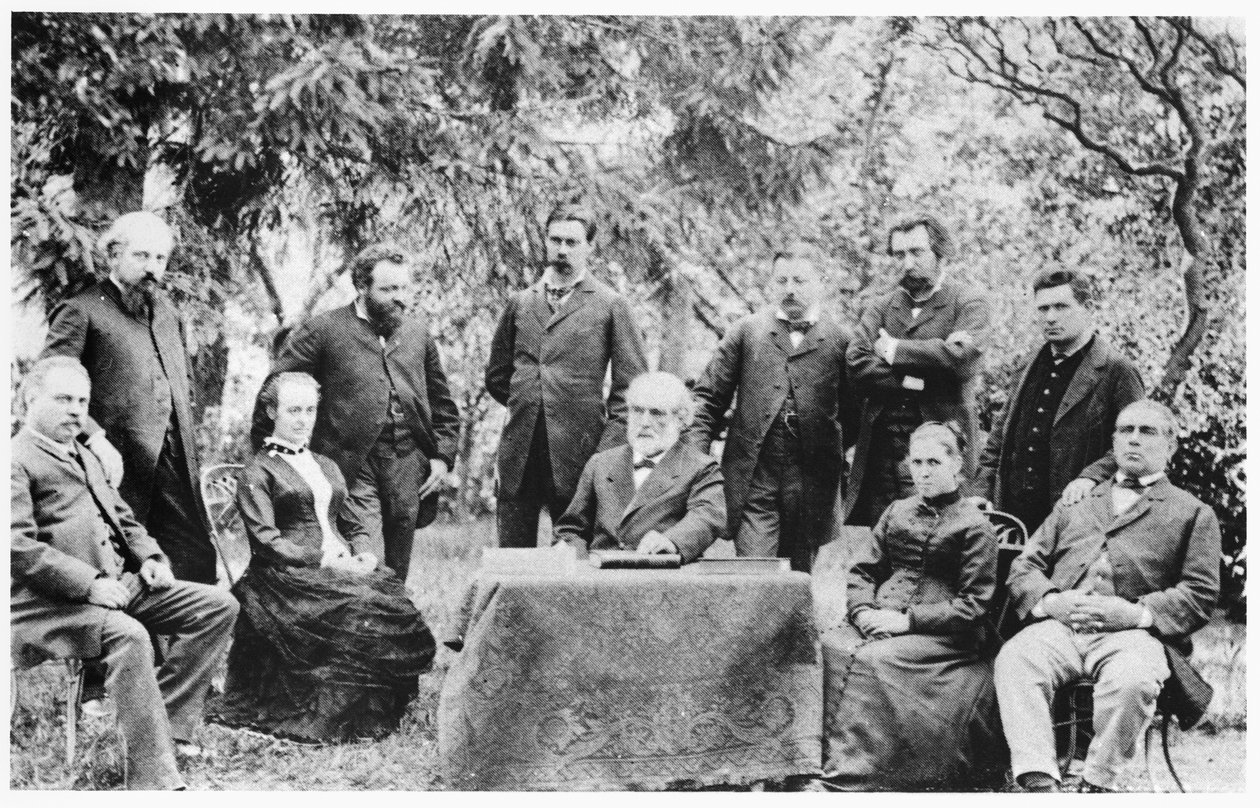 Jean-Baptiste Andre Godin (1817-88) sammen med medlemmerne af det første møde, der ledede Guise-familien, 1885 af French Photographer