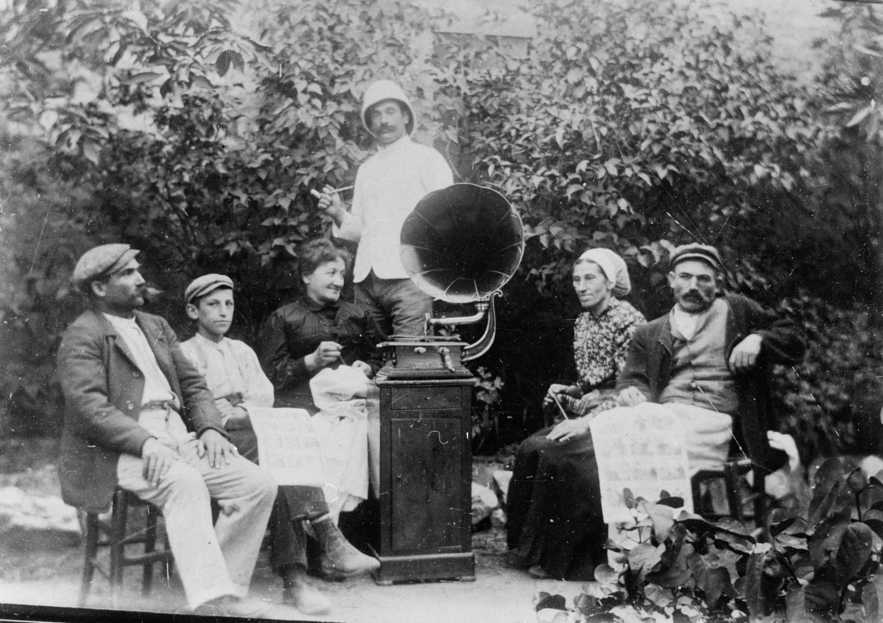 At lytte til grammofonen nær Beziers, ca. 1910 af French Photographer