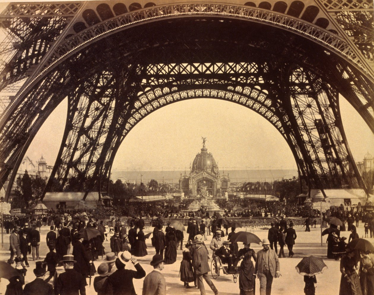 Ser gennem bunden af Eiffeltårnet, udsigt mod Central Dome, Paris Exhibition, 1889 (sepia foto) af French Photographer
