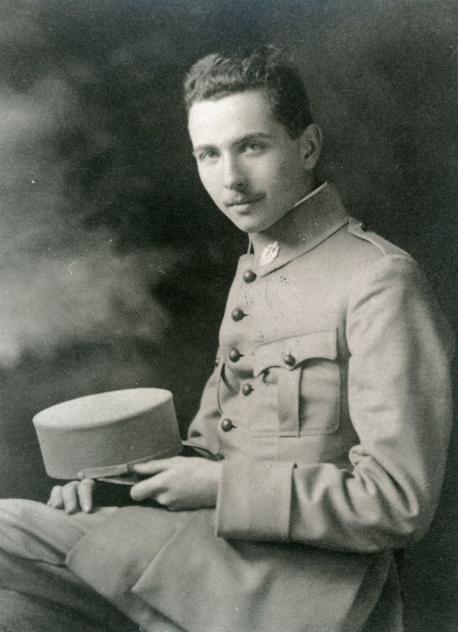 Louis Aragon (1897-1982) i uniform af French Photographer