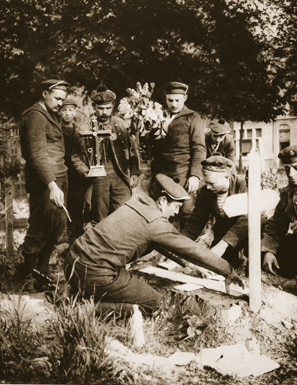 Marineriffelmænd dekorerer en grav på Nieuport Cemetery, 1915 (sepia foto) af French Photographer