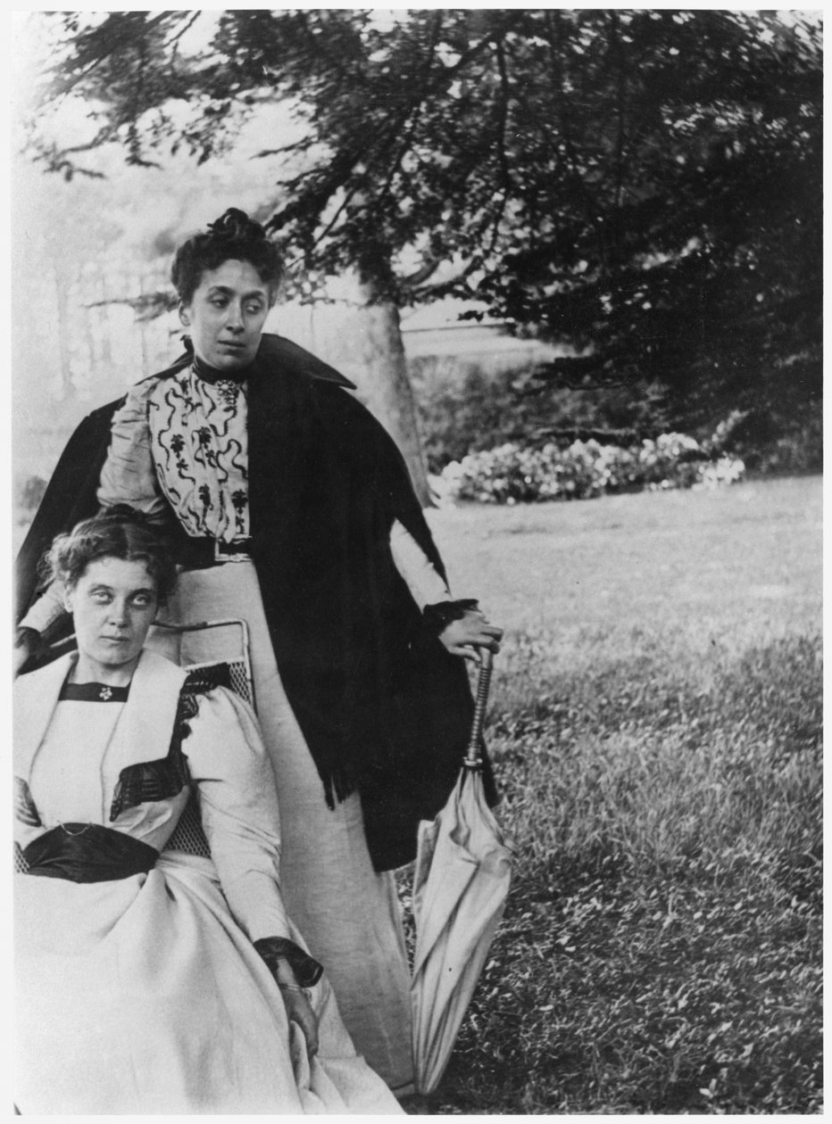 Mathilde Roberty og Madeleine Gide, Cuvervilles have, ca. 1896 af French Photographer